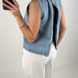Modelbillede af pige der bærer en blå DORA denim top. Set bagfra. Fra BySofieSønderby