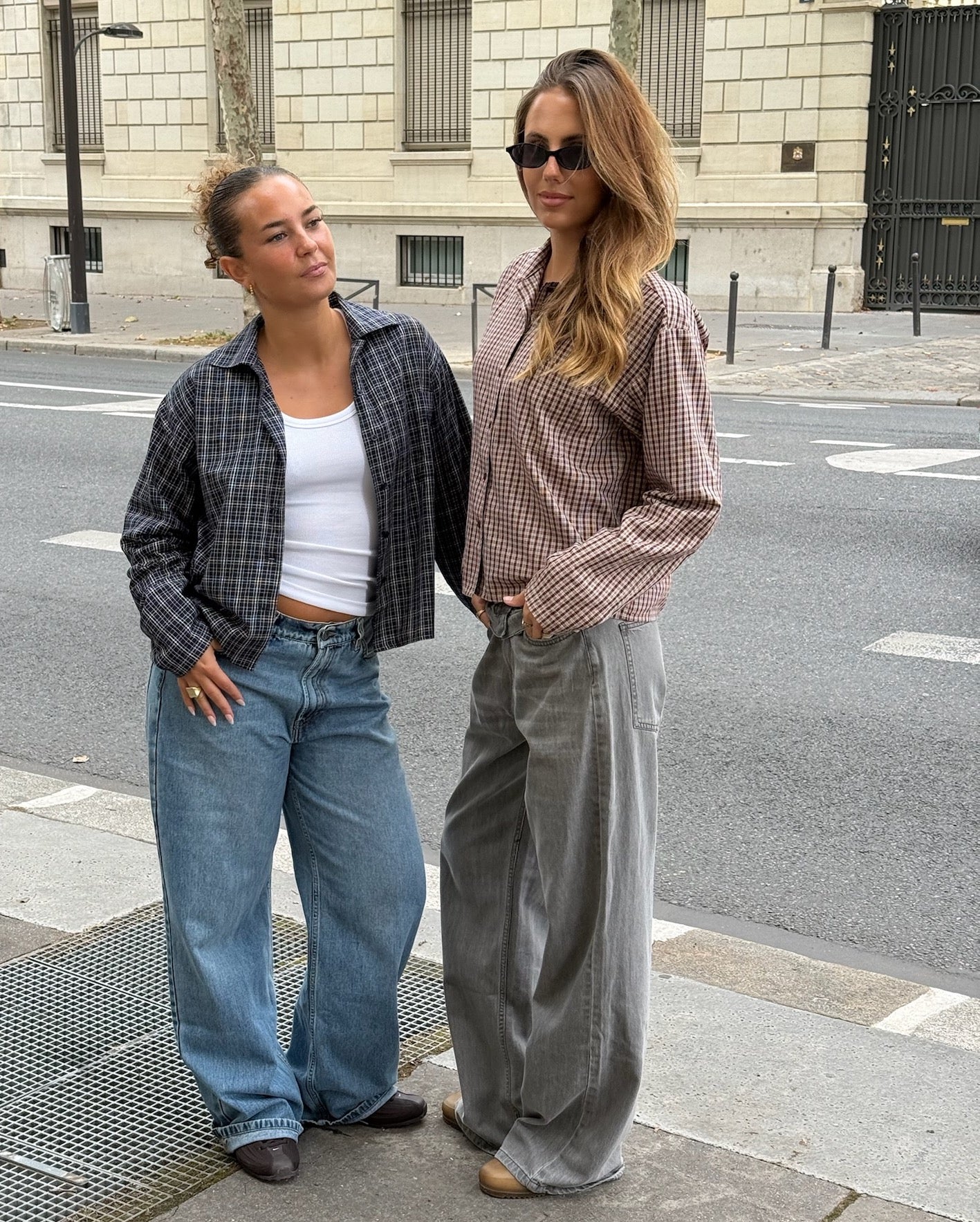 Modelbillede af ASTA skjorte i ternet brun. Fra BySofieSønderby