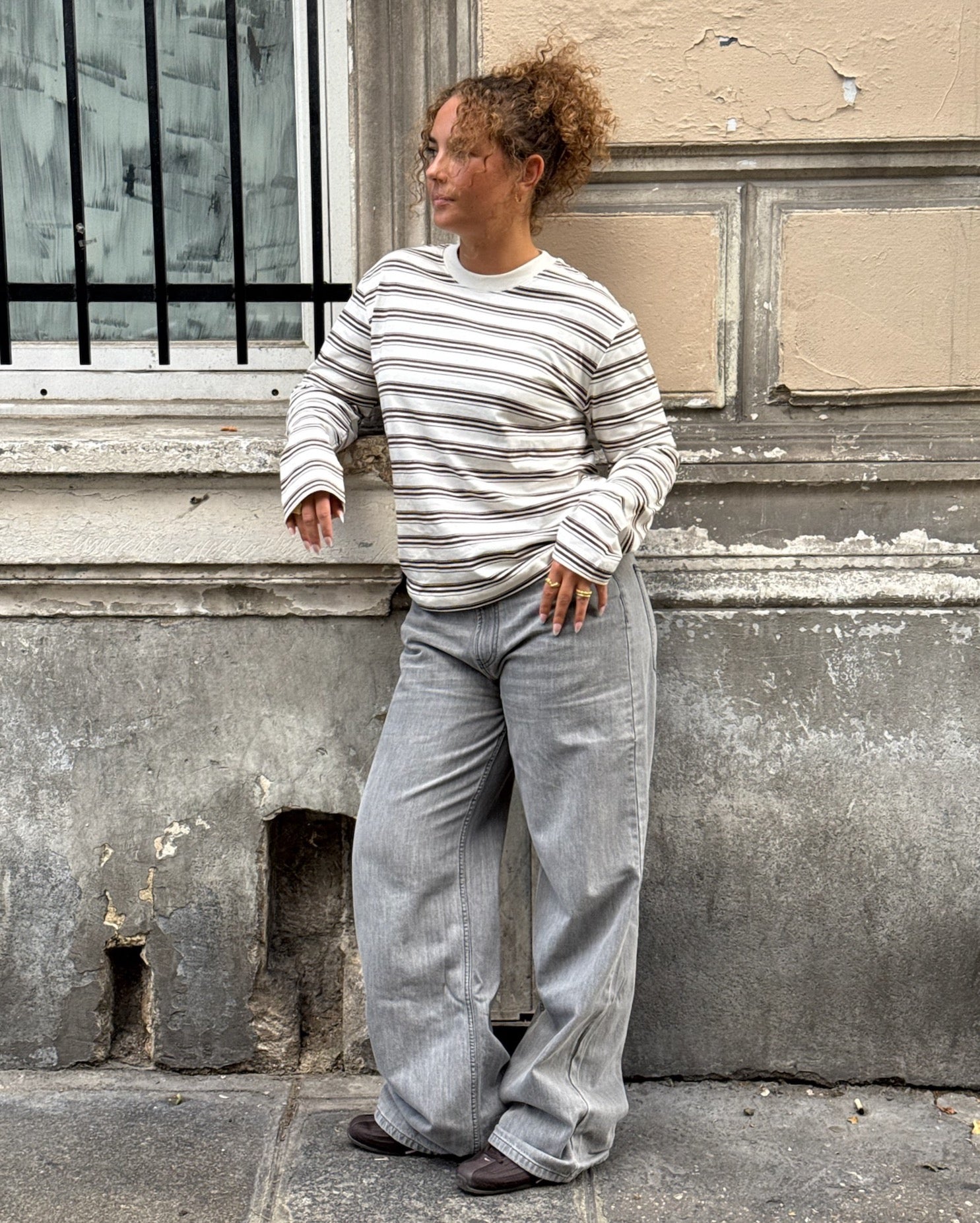 Modelbillede af SOPHIA bluse i creme-brun. Fra BySofieSønderby
