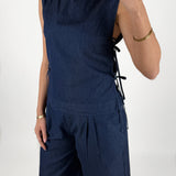 Modelbillede af pige der bærer blå DEBBY top og shorts. Set forfra. Fra BySofieSønderby