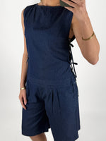 Modelbillede af pige der bærer blå DEBBY top og shorts. Set forfra. Fra BySofieSønderby