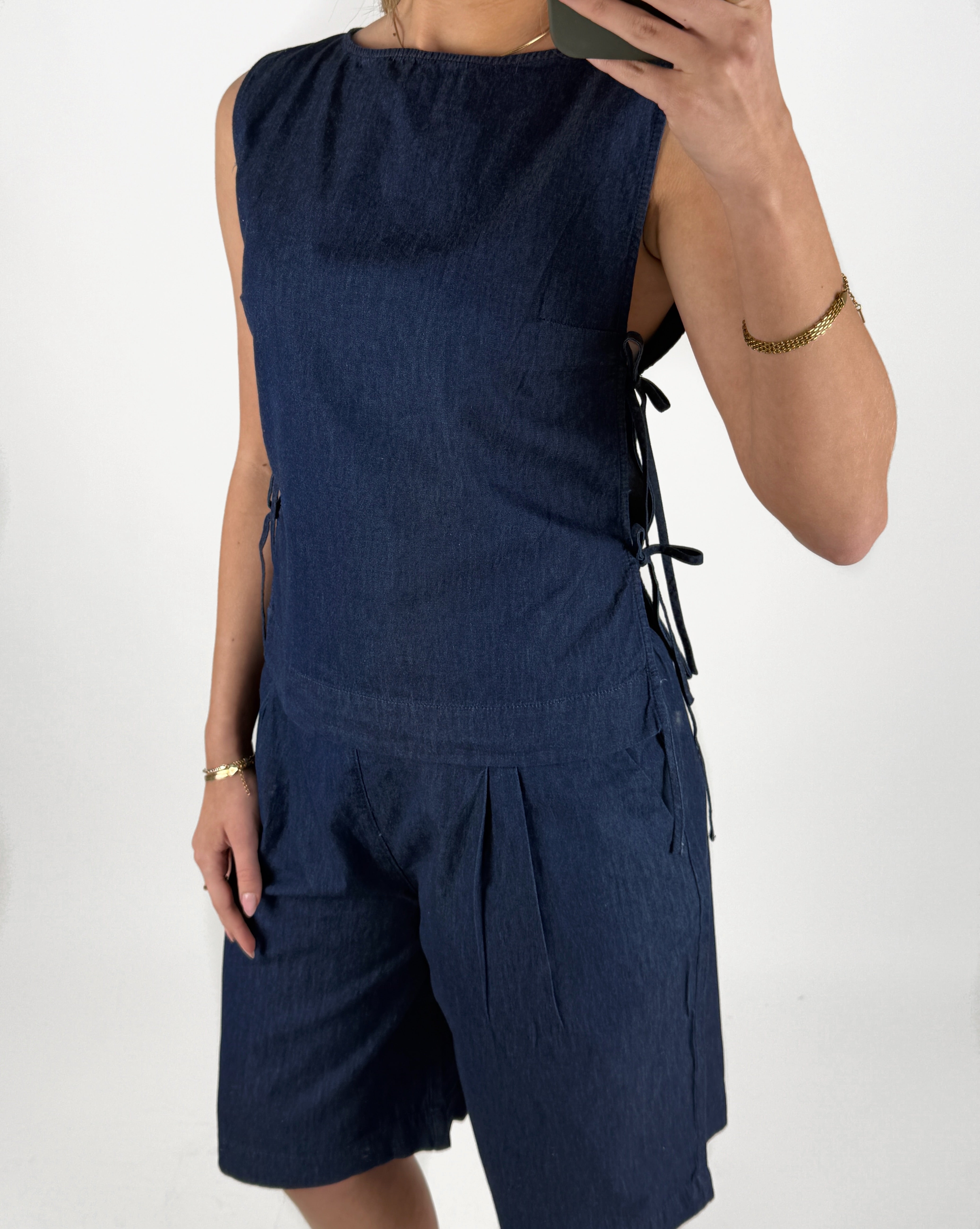 Modelbillede af pige der bærer blå DEBBY top og shorts. Set forfra. Fra BySofieSønderby