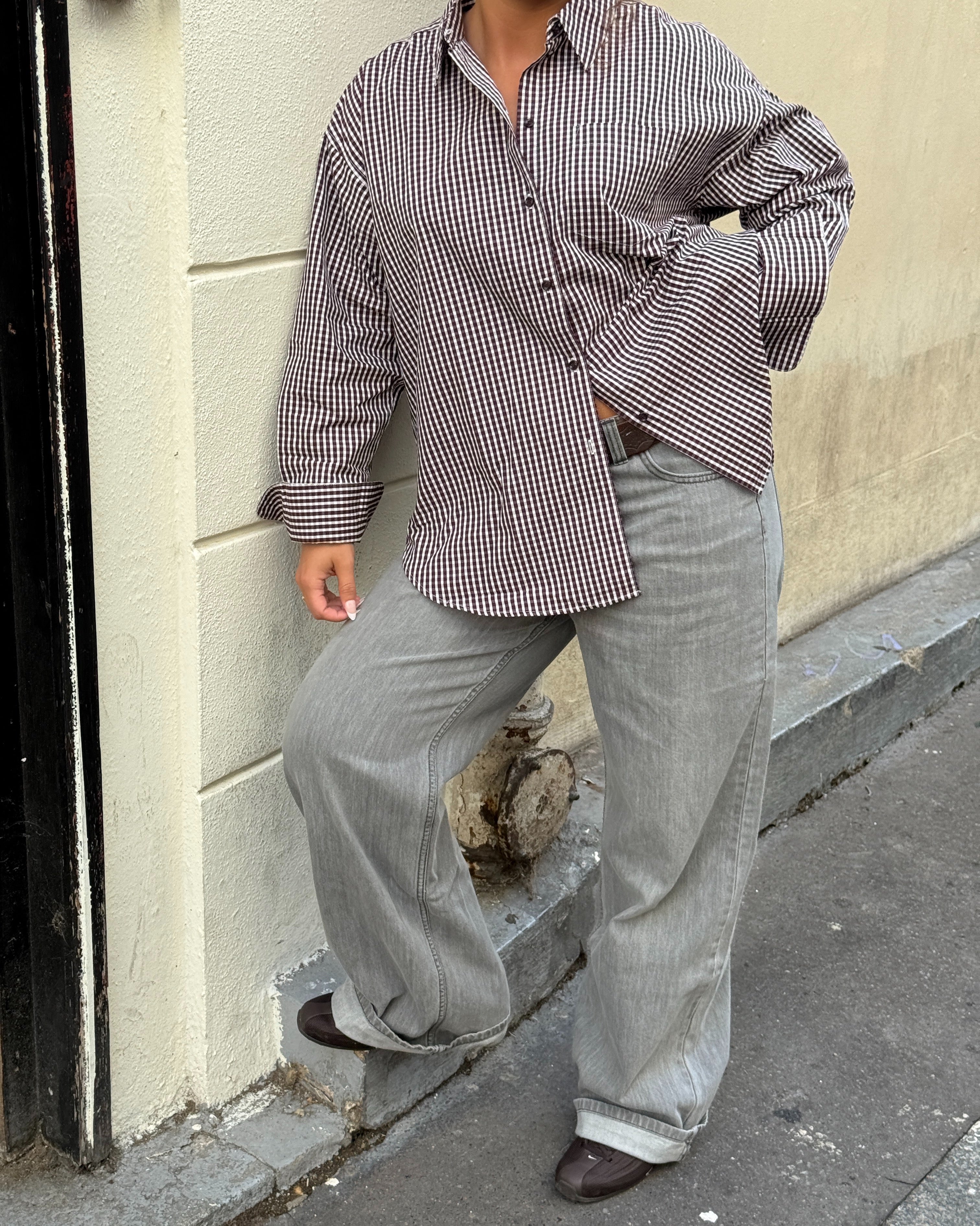 Modelbillede af JAMIE skjorte  i ternet bordeaux. Fra BySofieSønderby