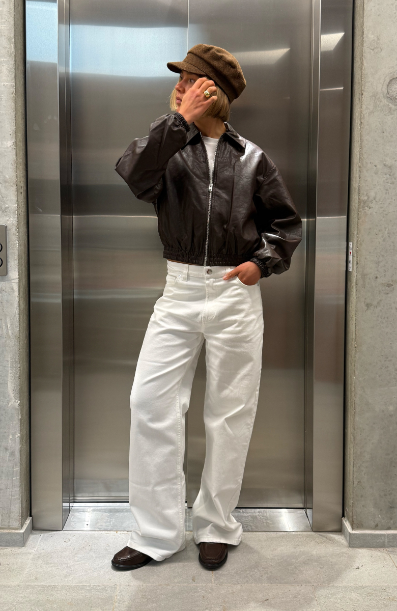 Stemningsbillede af af pige i hvide NANNA jeans. Fra BySofieSønderby