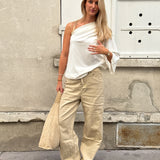 Modelbillede af DAGMAR one shoulder top i hvid. Fra BySofieSønderby