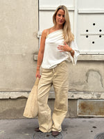 Modelbillede af DAGMAR one shoulder top i hvid. Fra BySofieSønderby