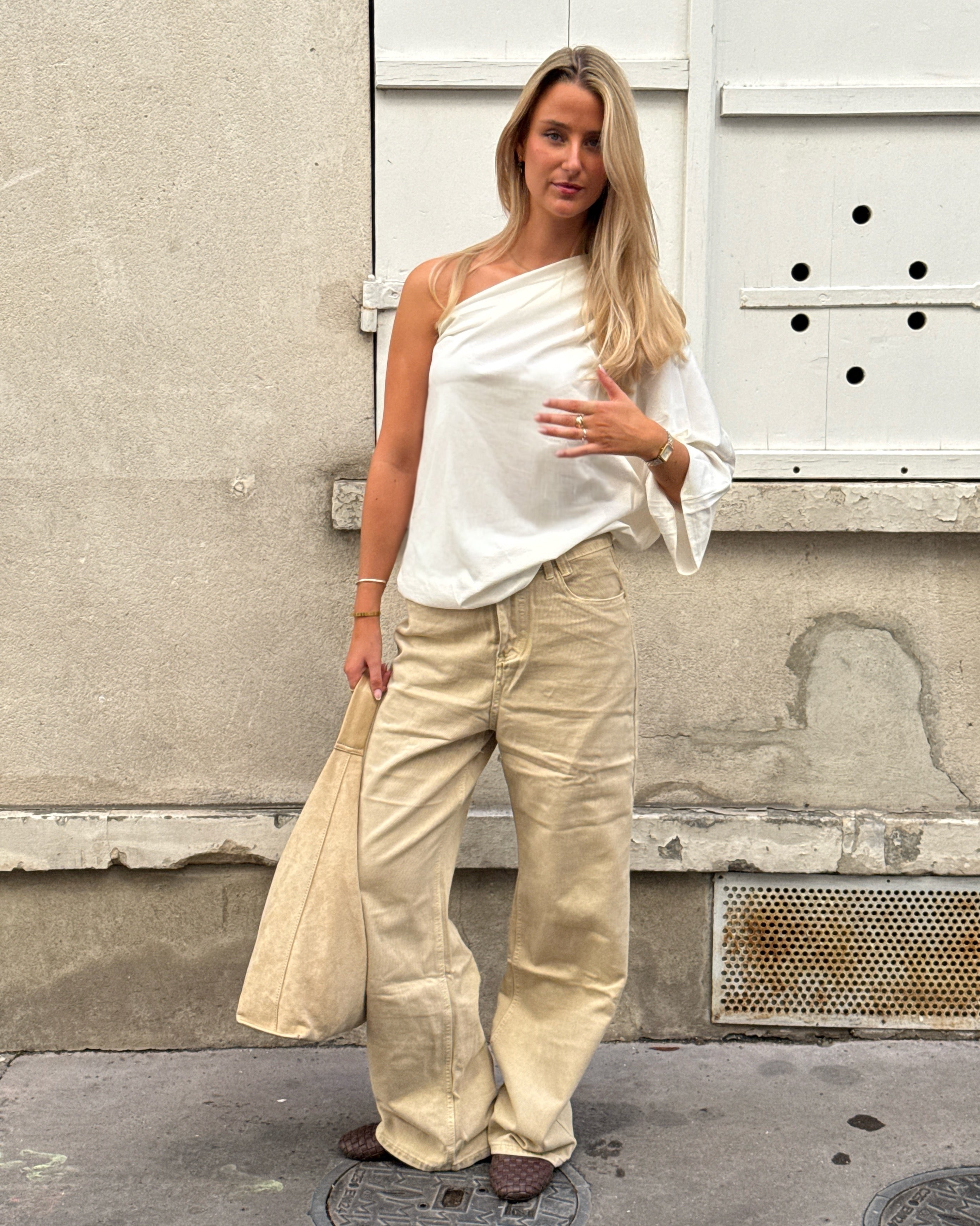 Modelbillede af DAGMAR one shoulder top i hvid. Fra BySofieSønderby
