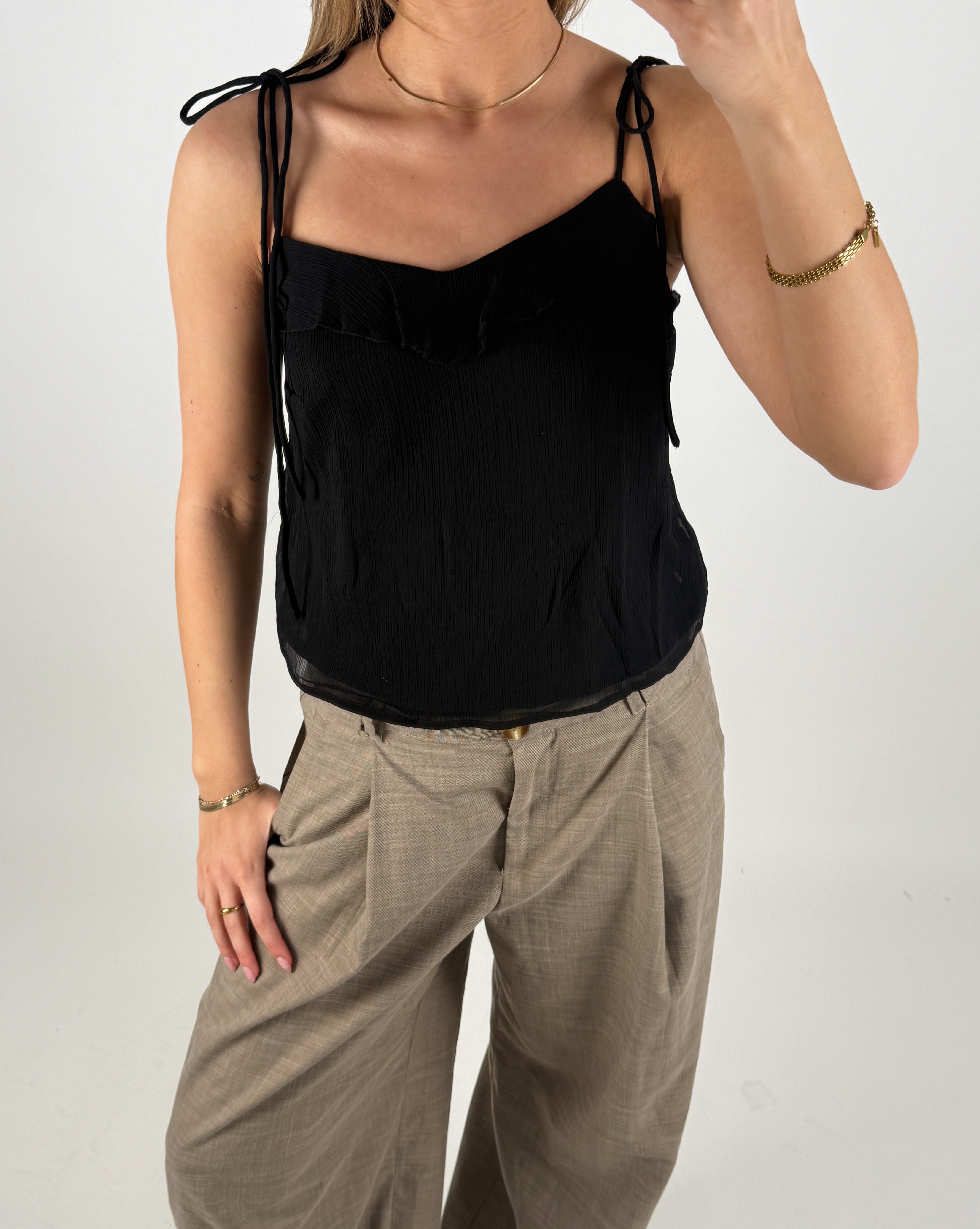 Modelbillede af sort LANA top. Set forfra. Fra BySofieSønderby