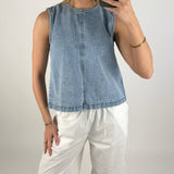 Modelbillede af pige der bærer en blå DORA denim top. Set forfra. Fra BySofieSønderby