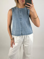 Modelbillede af pige der bærer en blå DORA denim top. Set forfra. Fra BySofieSønderby