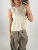 Modelbillede af pige der bærer en beige DORA denim top. Set forfra. Fra BySofieSønderby