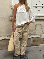 Modelbillede af DAGMAR one shoulder top i hvid. Fra BySofieSønderby