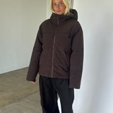 Modelbillede af GALAXY jakke i brun. Fra BySofieSønderby