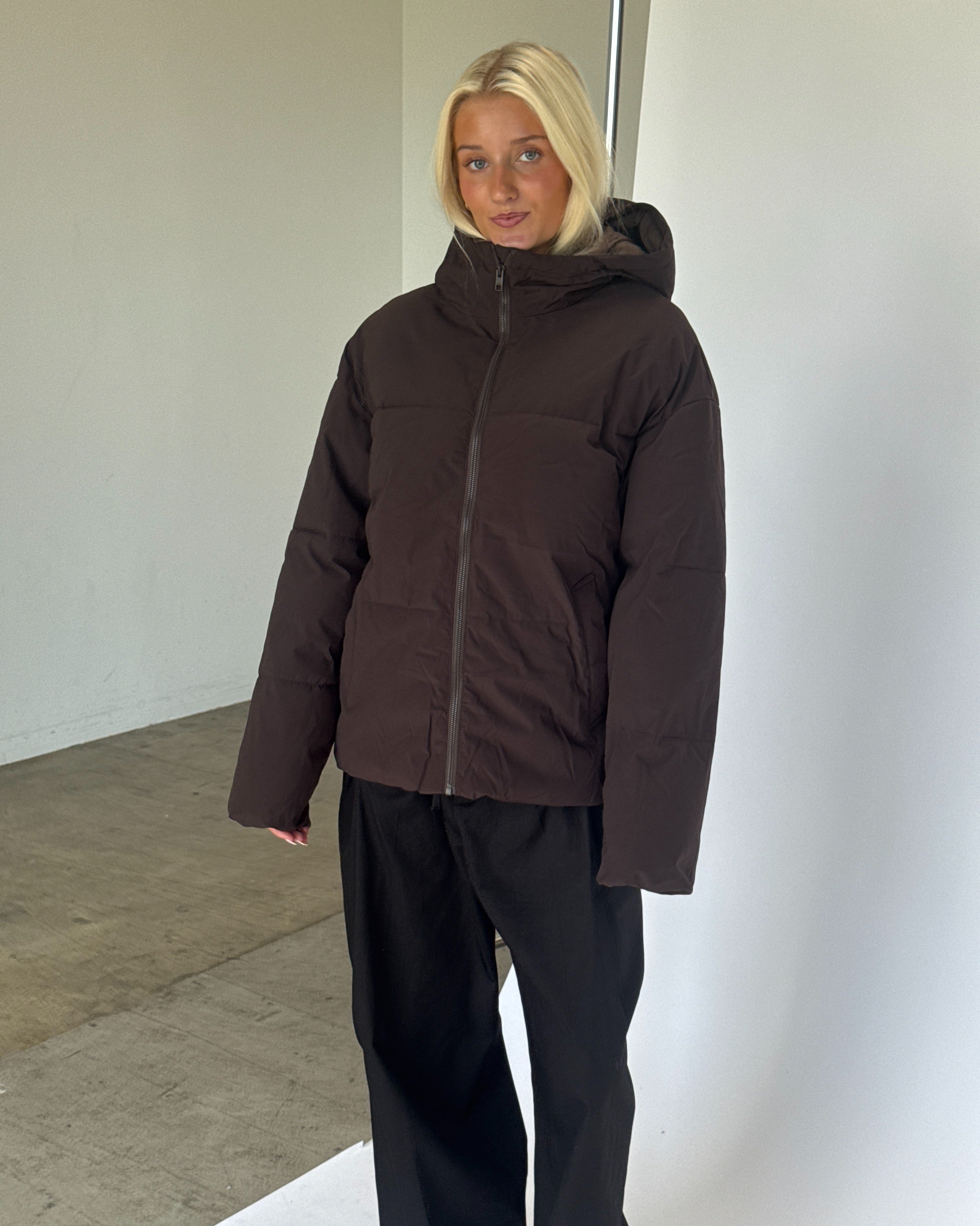 Modelbillede af GALAXY jakke i brun. Fra BySofieSønderby