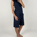 Modelbillede af pige der bærer blå DEBBY top og shorts. Set forfra. Fra BySofieSønderby
