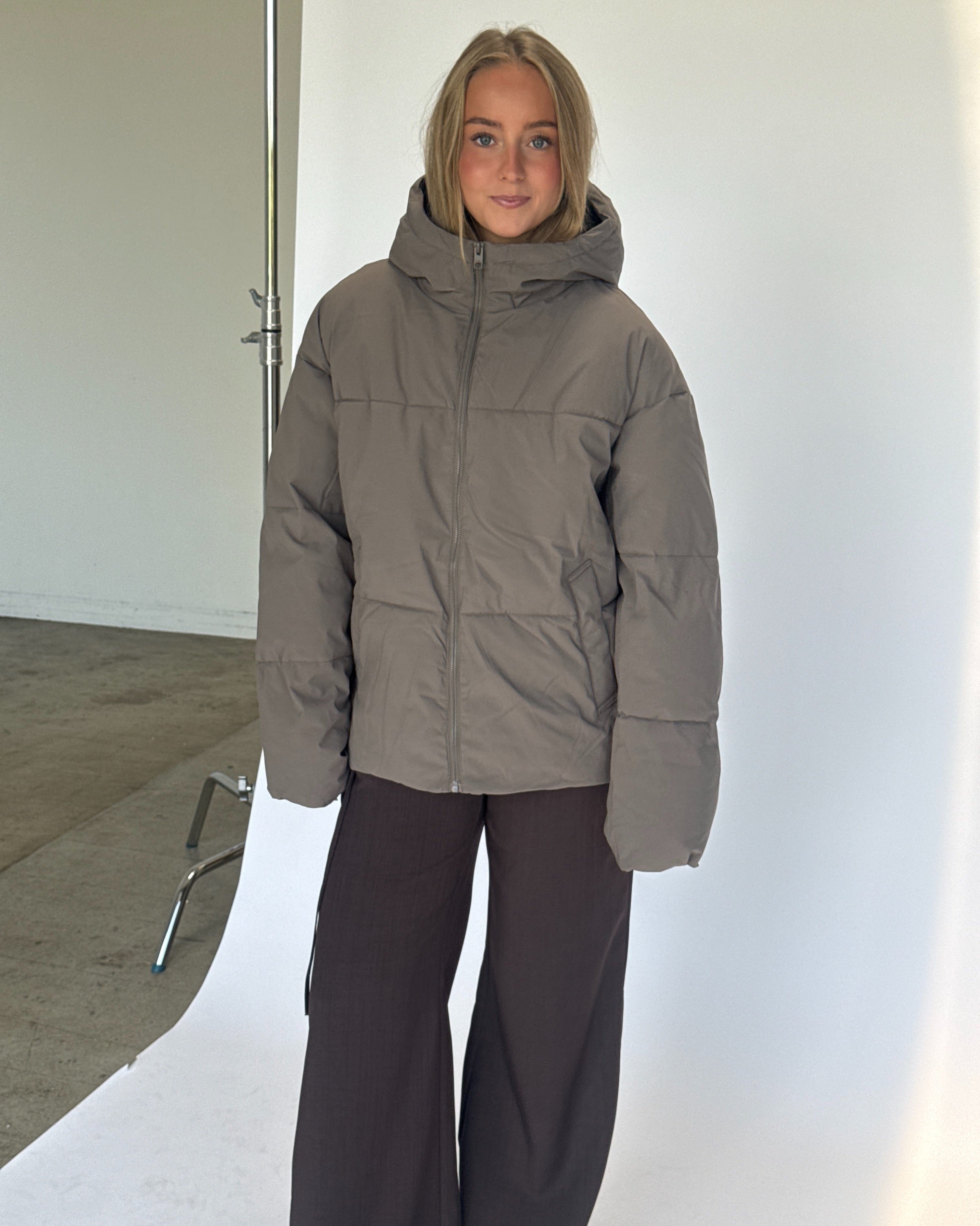 Modelbillede af GALAXY jakke i kaki. Fra BySofieSønderby