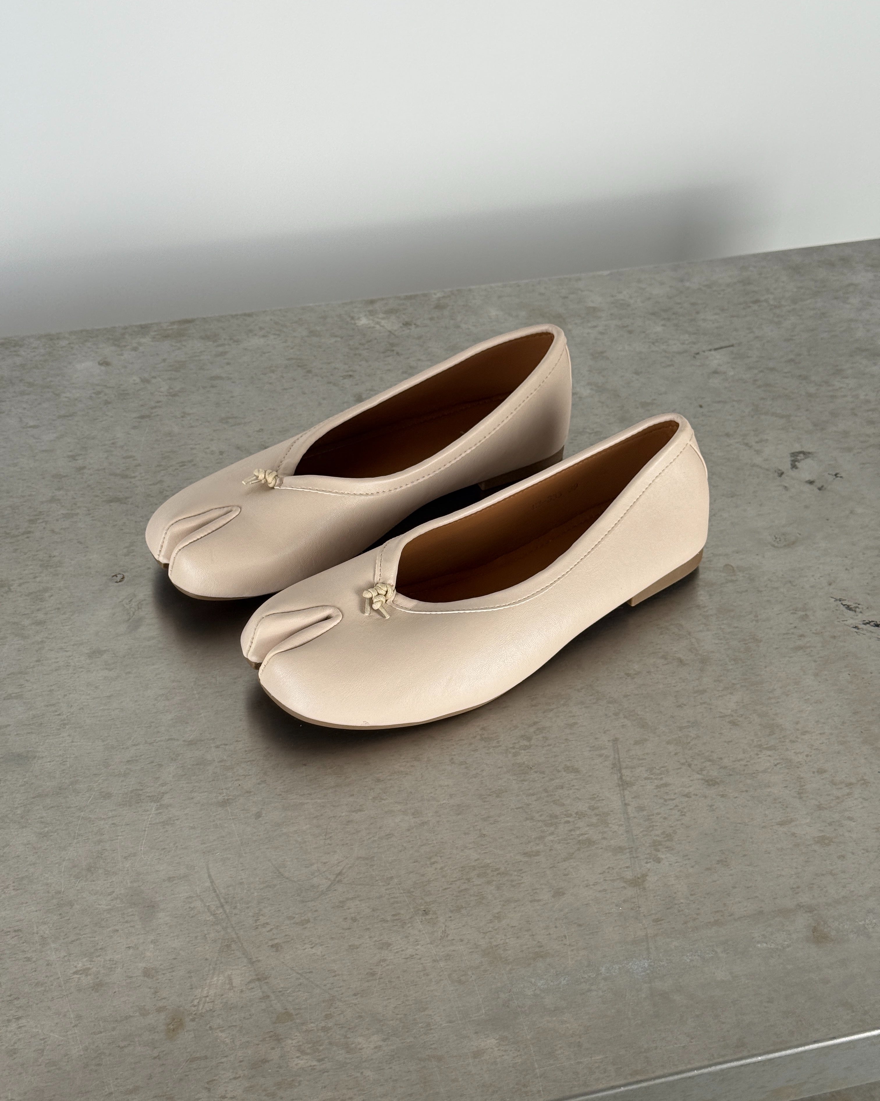 Produktbillede af ADDISON sko i beige. Fra BySofieSønderby