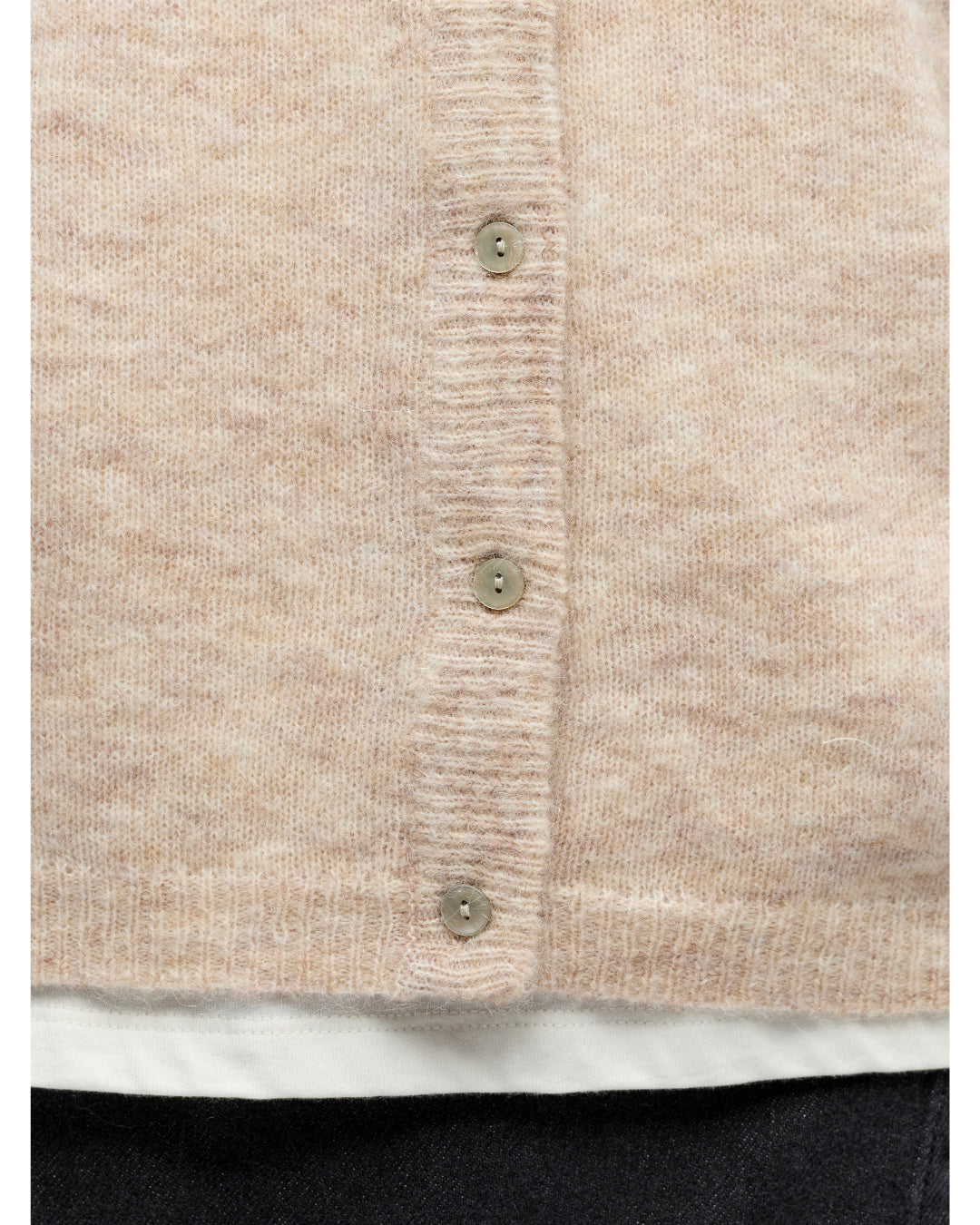 Detaljebillede af beige AGATE strik cardigan. Fra BySofieSønderby