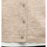 Detaljebillede af beige AGATE strik cardigan. Fra BySofieSønderby