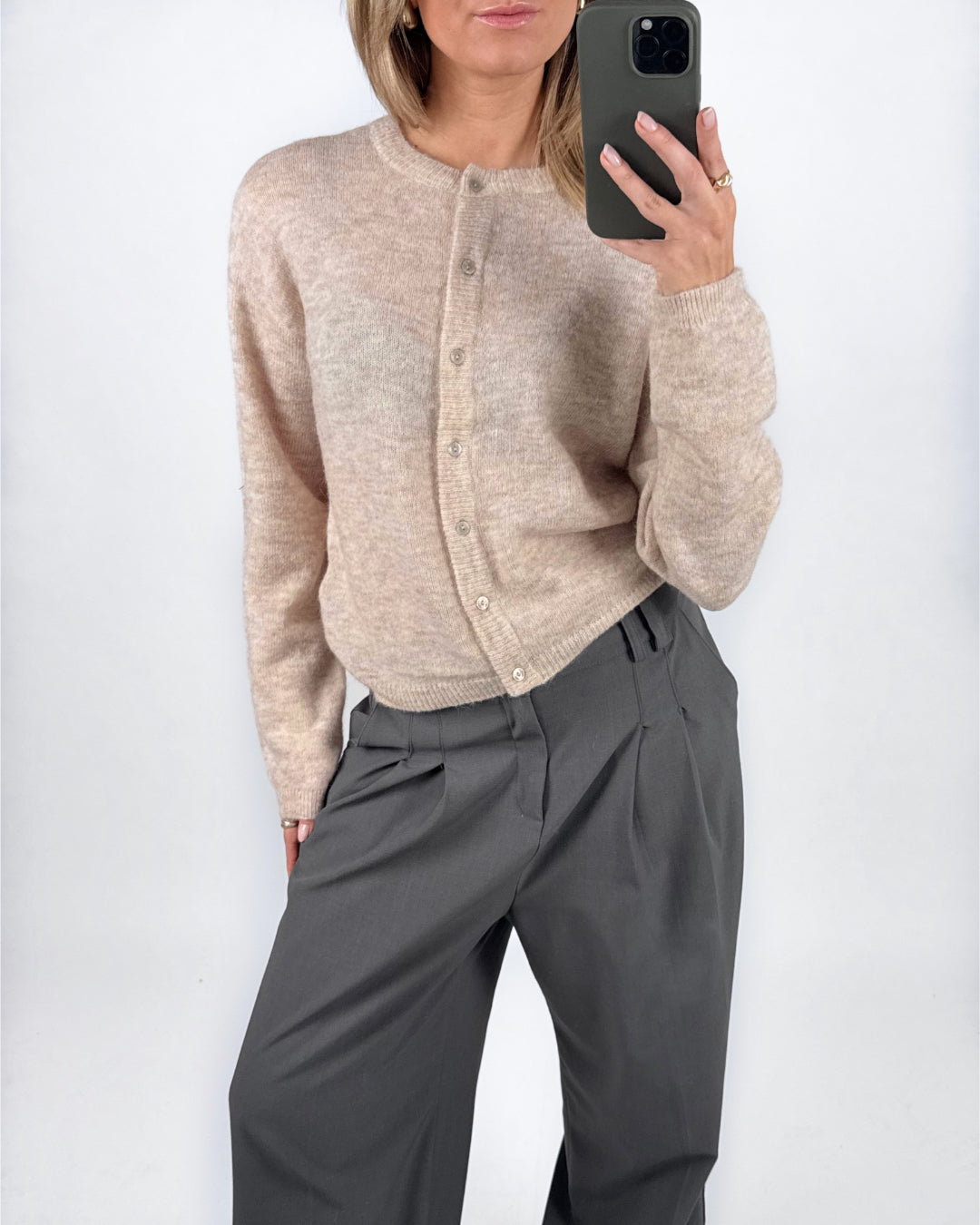 Modelbillede af beige AGATE strik cardigan. Set forfra. Fra BySofieSønderby