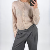 Modelbillede af beige AGATE strik cardigan. Set forfra. Fra BySofieSønderby