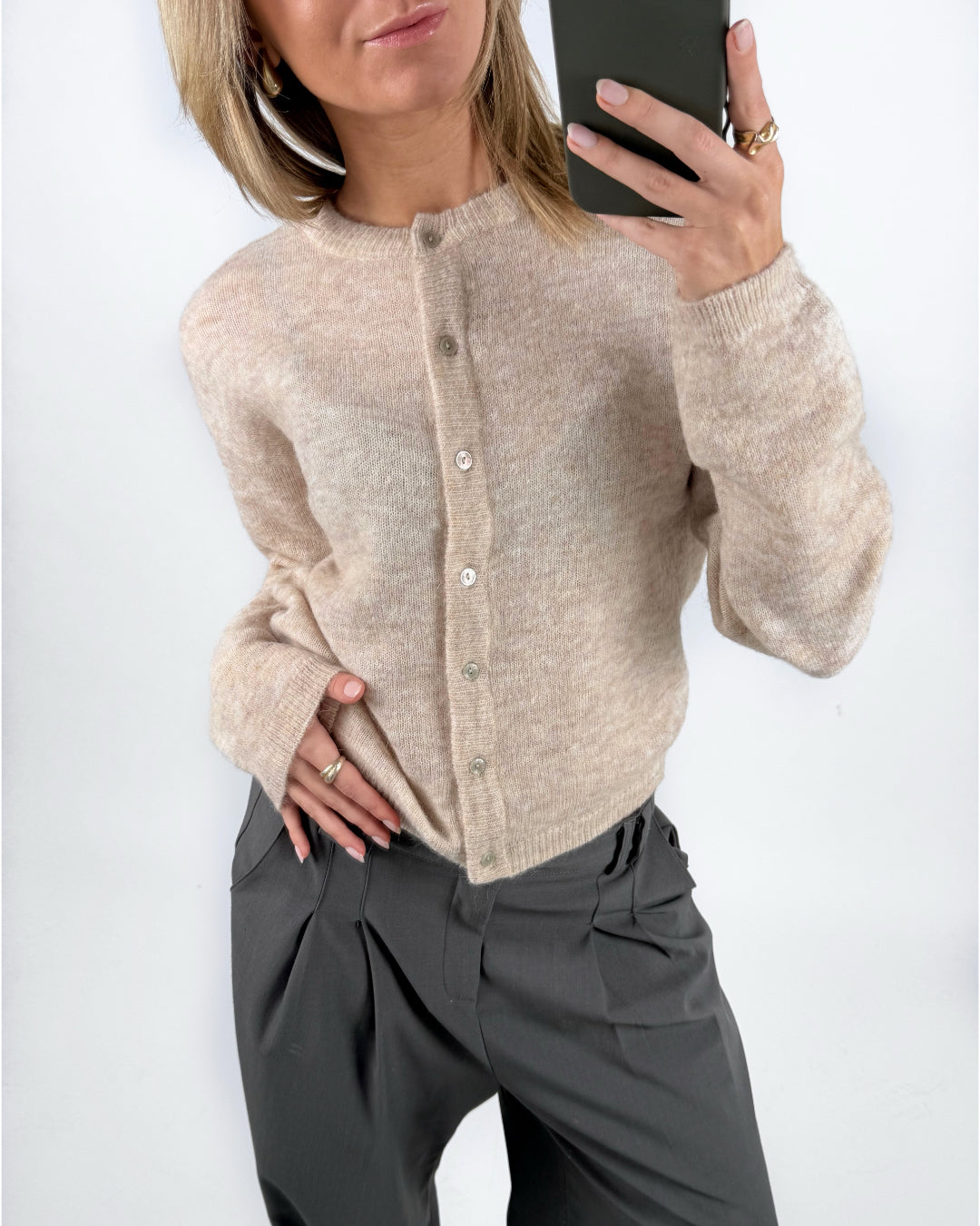 Modelbillede af beige AGATE strik cardigan. Set forfra. Fra BySofieSønderby