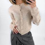 Modelbillede af beige AGATE strik cardigan. Set forfra. Fra BySofieSønderby