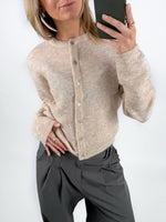 Modelbillede af beige AGATE strik cardigan. Set forfra. Fra BySofieSønderby