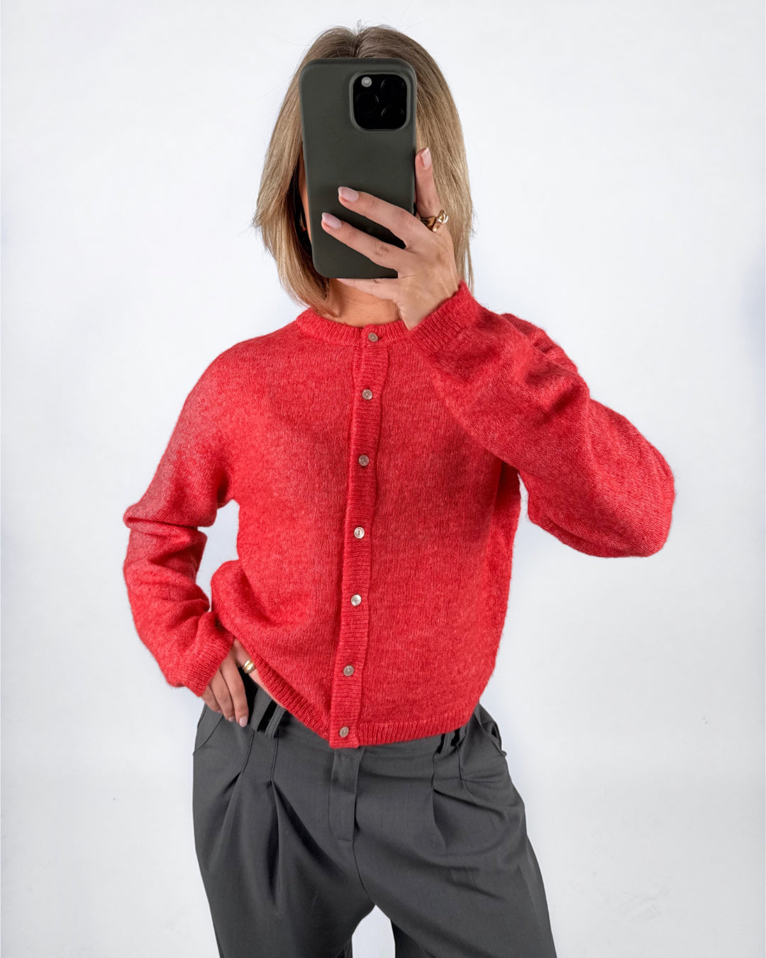 Modelbillede af coral farvet AGATE strik cardigan. Set forfra. Fra BySofieSønderby