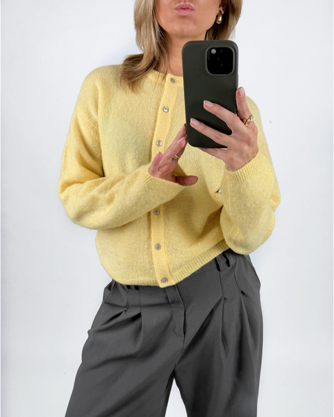 Modelbillede af gul AGATE strik cardigan. Set forfra. Fra BySofieSønderby