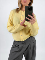 Modelbillede af gul AGATE strik cardigan. Set forfra. Fra BySofieSønderby