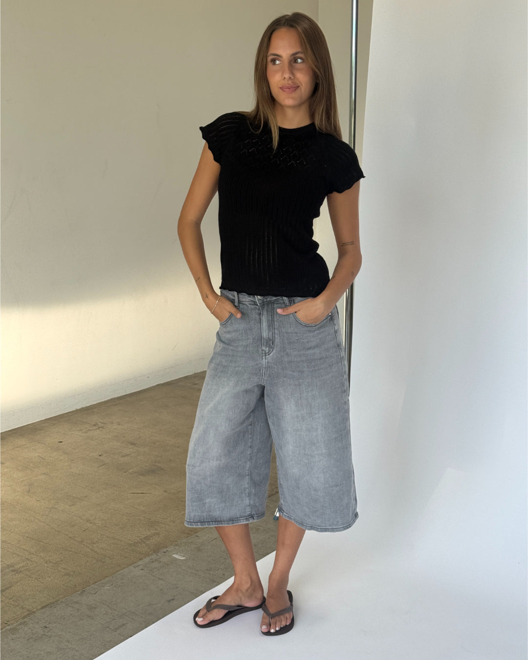 Modelbillede af AGNETE strik t-shirt, sort og MADDIE denim jorts, grå. Fra BySofieSønderby