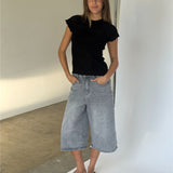 Modelbillede af AGNETE strik t-shirt, sort og MADDIE denim jorts, grå. Fra BySofieSønderby