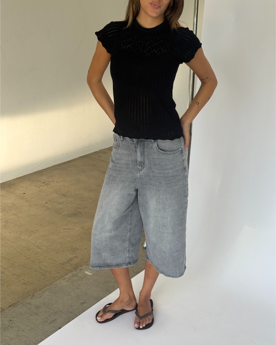 Modelbillede af AGNETE strik t-shirt, sort og MADDIE denim jorts, grå. Fra BySofieSønderby