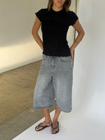 Modelbillede af AGNETE strik t-shirt, sort og MADDIE denim jorts, grå. Fra BySofieSønderby