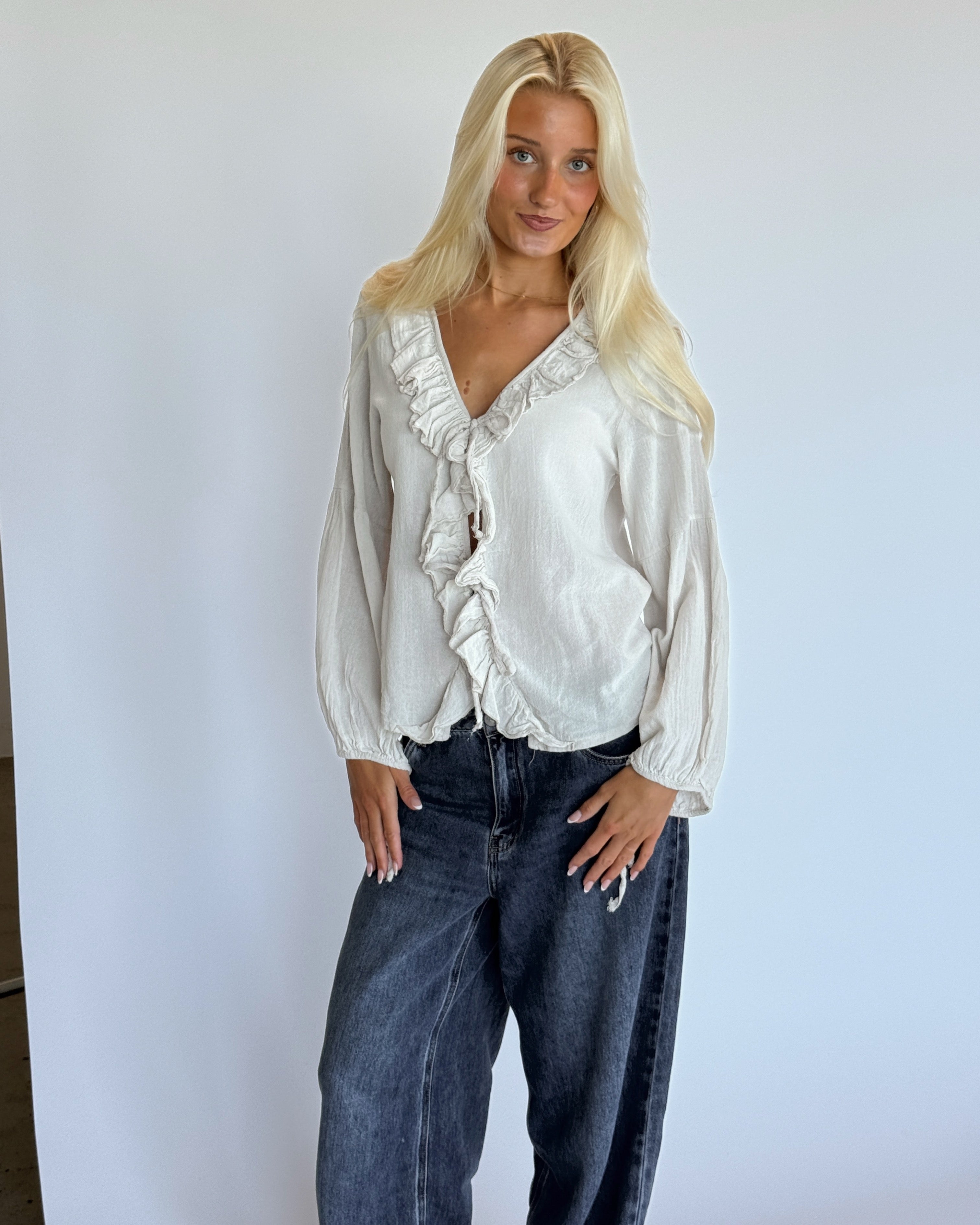 Produktbillede af ALANI bluse i creme. Fra BySofieSønderby