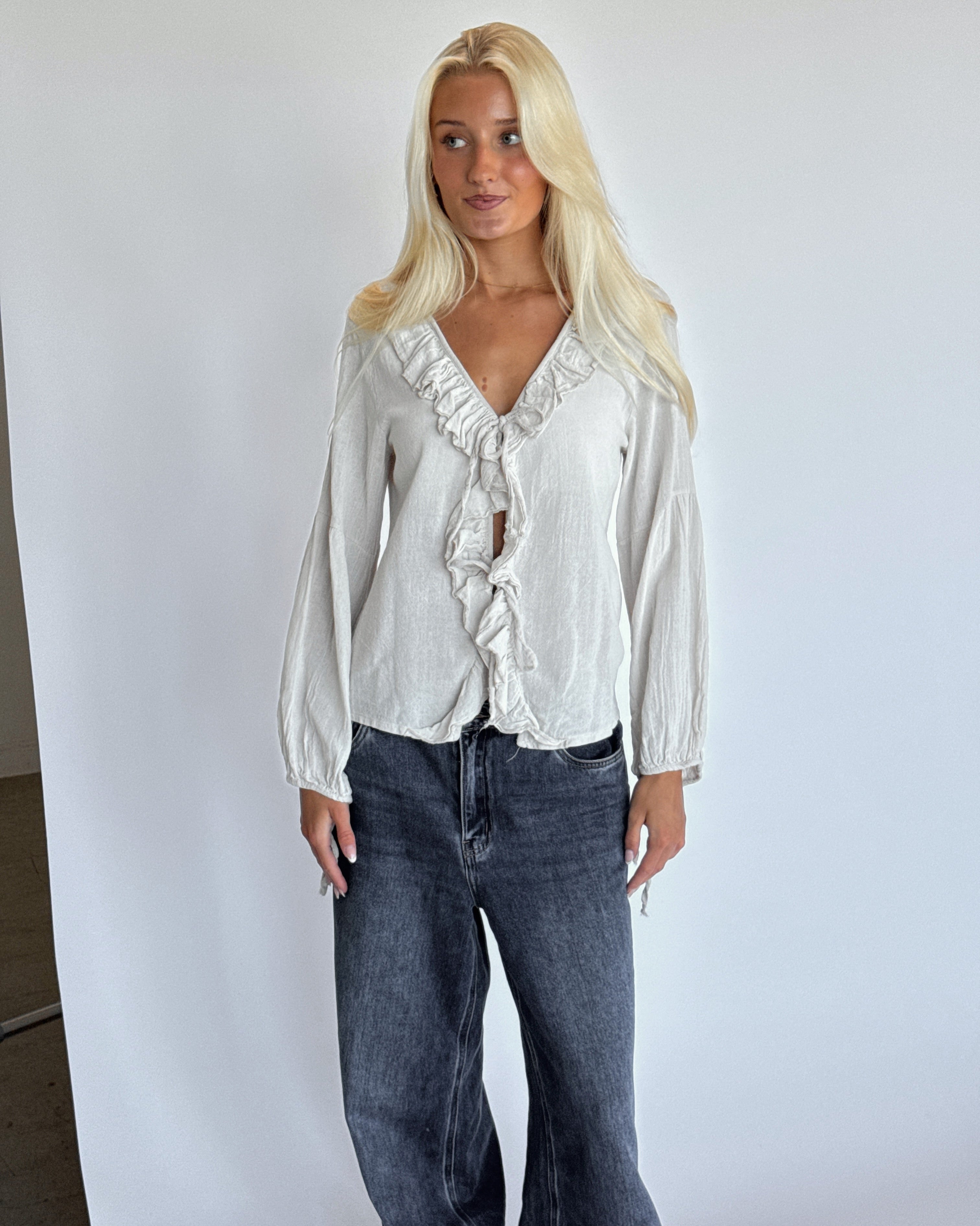 Produktbillede af ALANI bluse i creme. Fra BySofieSønderby