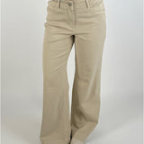 Modelbillede af beige ALANNA jeans. Set forfra. Fra BySofieSønderby