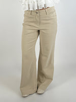 Modelbillede af beige ALANNA jeans. Set forfra. Fra BySofieSønderby