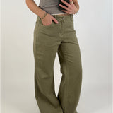 Modelbillede af kaki ALANNA jeans. Set forfra. Fra BySofieSønderby