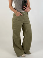Modelbillede af kaki ALANNA jeans. Set forfra. Fra BySofieSønderby