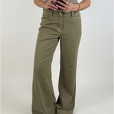 Modelbillede af kaki ALANNA jeans. Set forfra. Fra BySofieSønderby