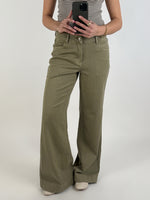 Modelbillede af kaki ALANNA jeans. Set forfra. Fra BySofieSønderby
