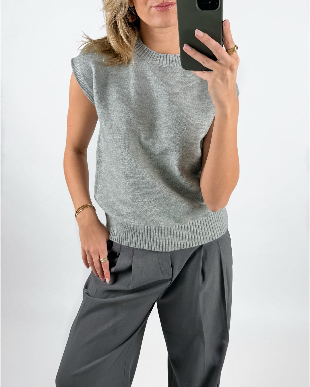 Modelfoto af pige med grå ALENA strikket vest, samt grå MILAN bukser. Set forfra. Alt er fra BySofieSønderby