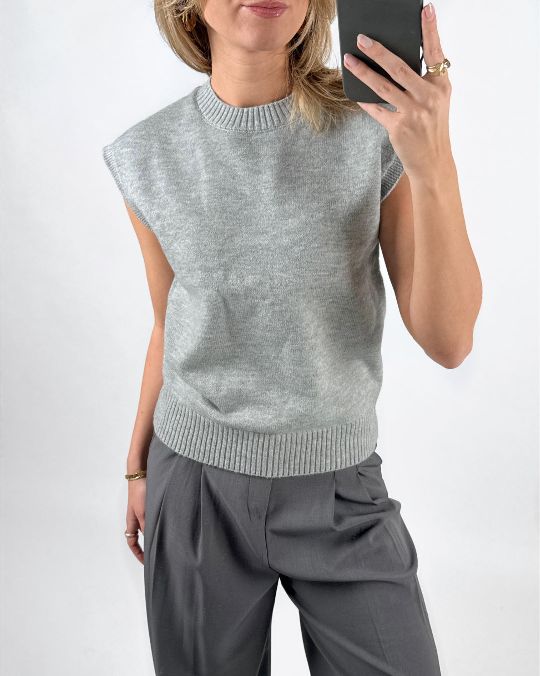 Modelfoto af pige med grå ALENA strikket vest, samt grå MILAN bukser. Set forfra. Alt er fra BySofieSønderby