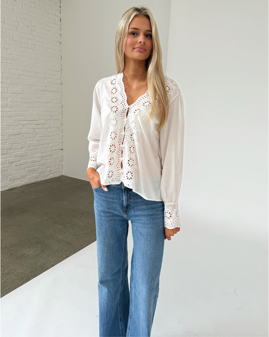 Modelfoto af pige iklædt ALIZA bluse, hvid og NANNA jeans, blå - begge fra BySofieSønderby