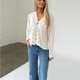 Modelfoto af pige iklædt ALIZA bluse, hvid og NANNA jeans, blå - begge fra BySofieSønderby