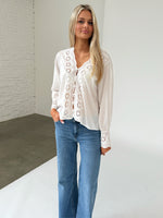 Modelfoto af pige iklædt ALIZA bluse, hvid og NANNA jeans, blå - begge fra BySofieSønderby