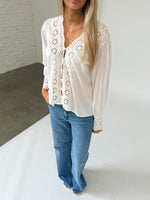 Modelfoto af pige iklædt ALIZA bluse, hvid og NANNA jeans, blå - begge fra BySofieSønderby