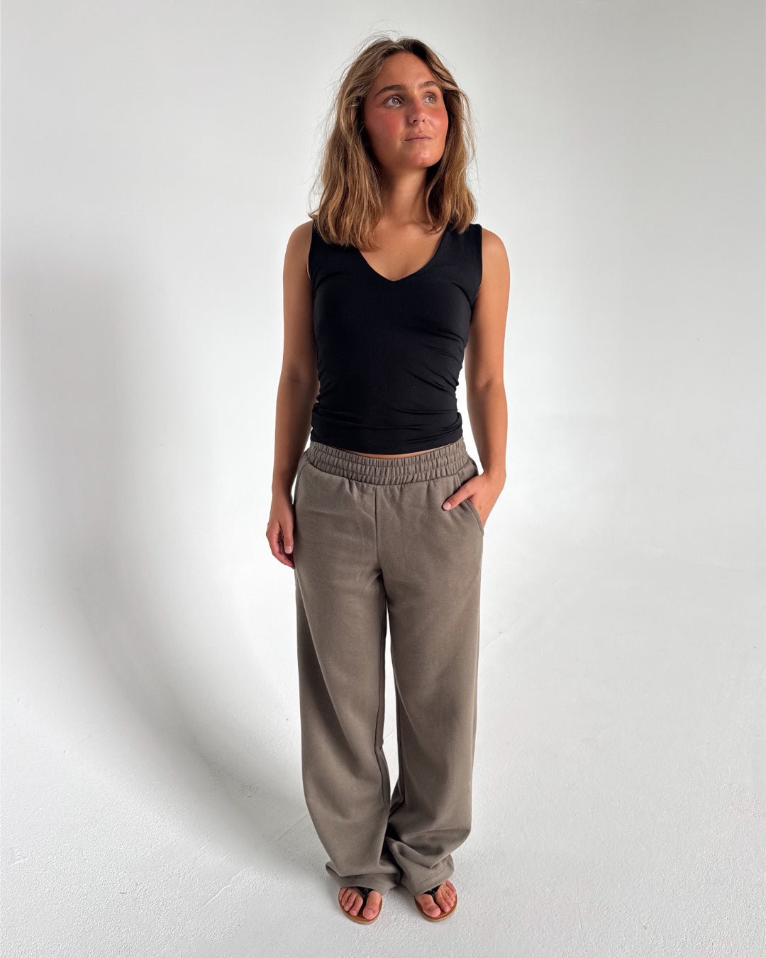 Modelfoto af pige som bærer Ally bukser i brun, samt Sania top. Alt fra By Sofie Sønderby